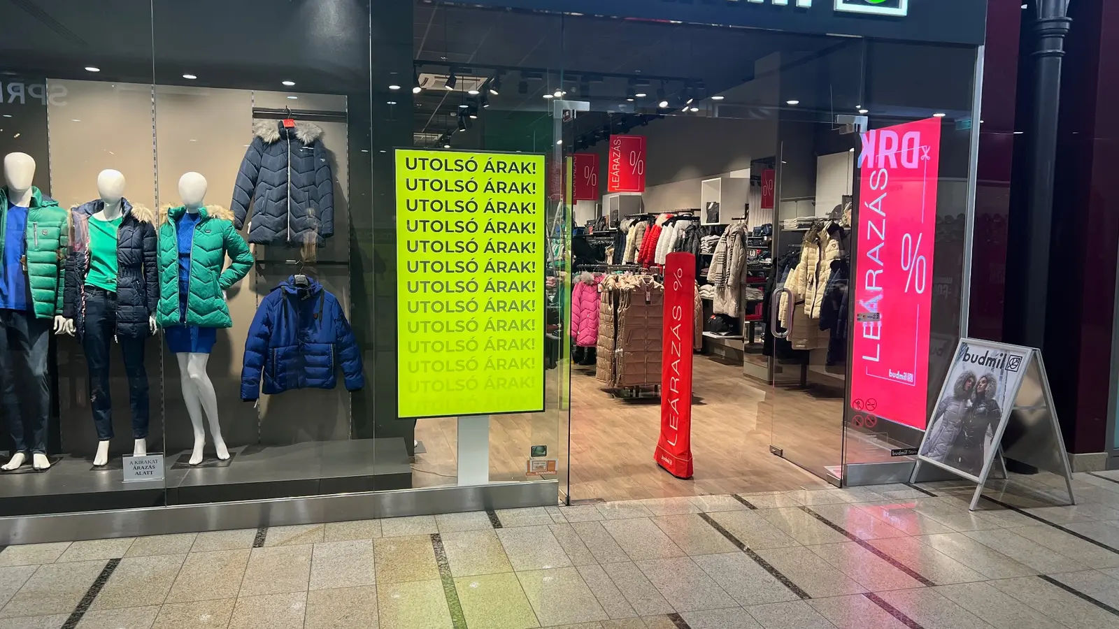 Többször ismételt Utolsó árak üzenet a kirakatban