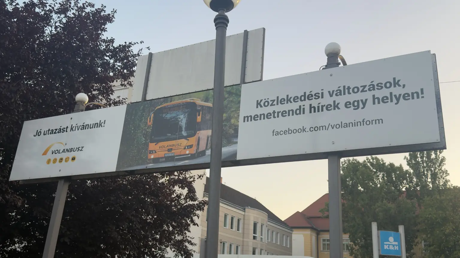 Volánbusz-óriásplakát a menetrendi hírekhez vezető Facebook-címmel és egy autóbusz képével