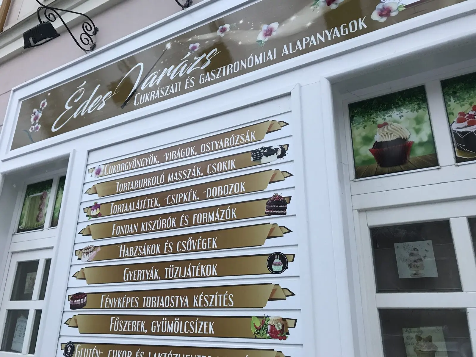Édes Varázs cukrászati és gasztronómiai alapanyagbolt homlokzata hosszú termékkategória-listával