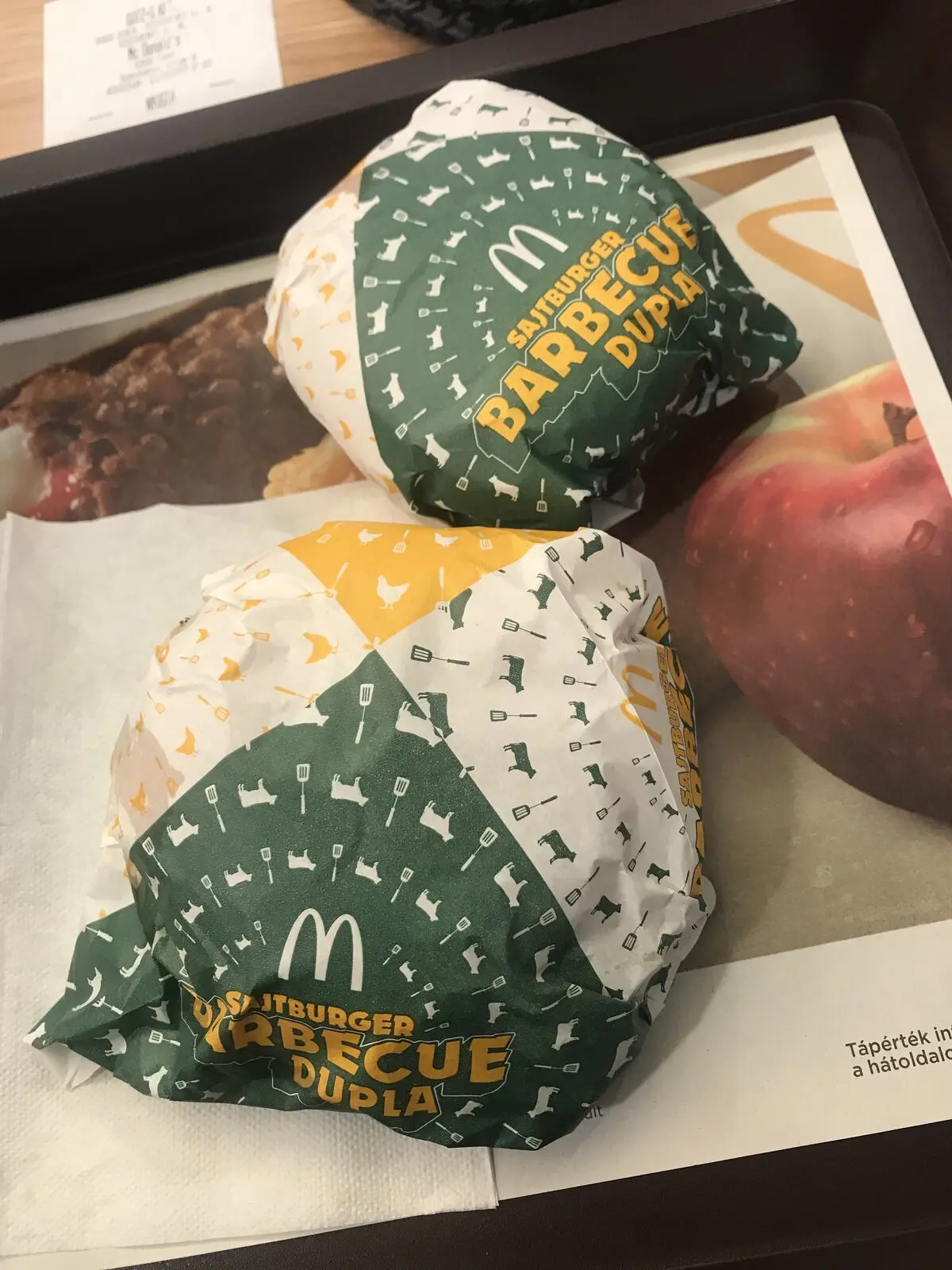Két McDonald’s Sajtburger Barbecue Dupla szendvics egyedi kampánygrafikás papírban