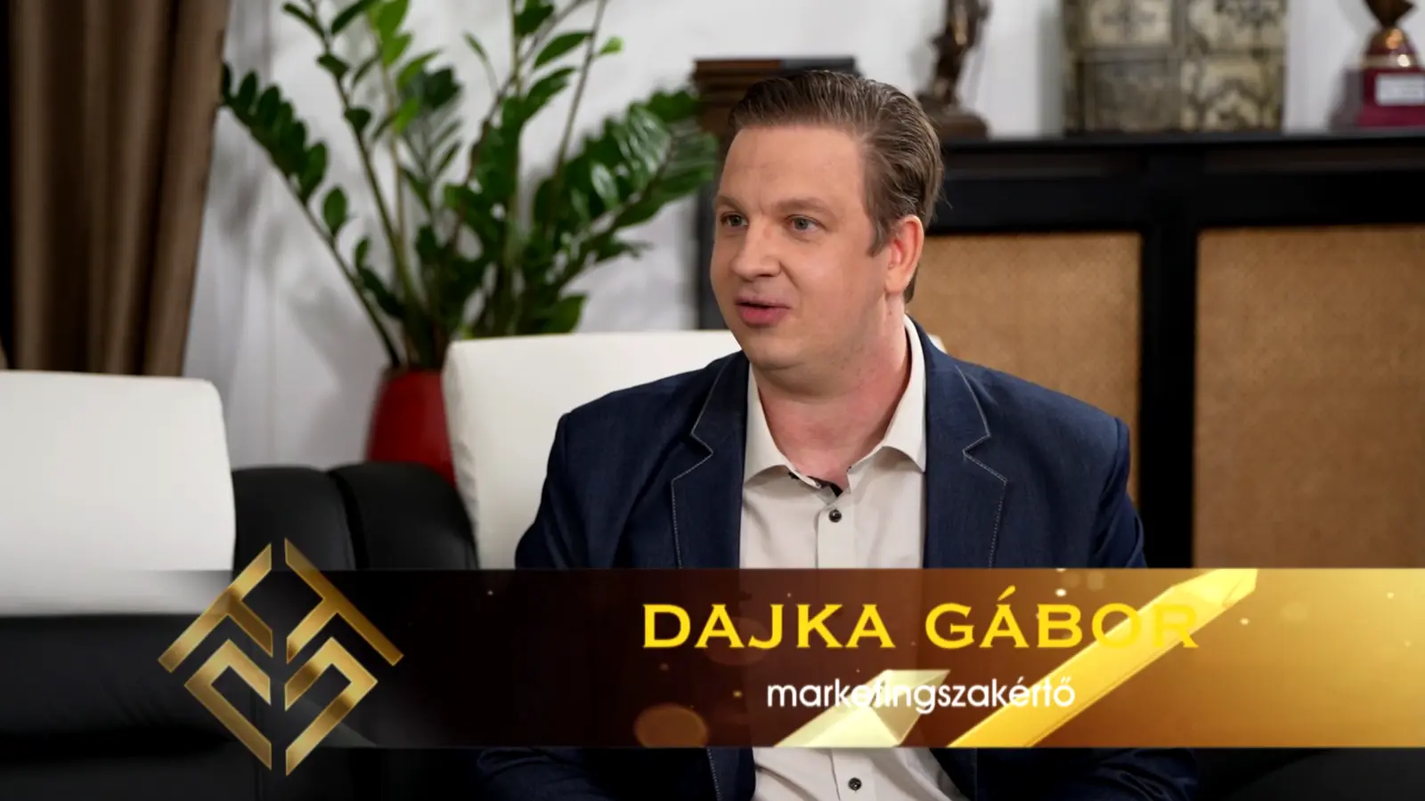 Televíziós képernyőkép Dajka Gábor marketingszakértő névfeliratával