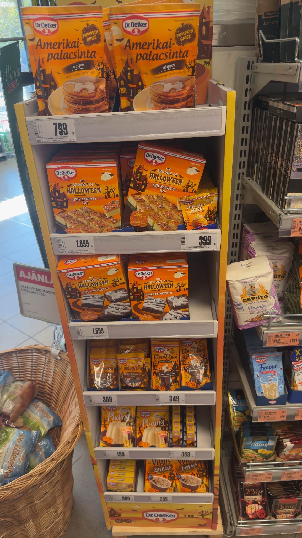 Narancssárga Dr. Oetker Halloween-állvány palacsintaporral, süteménykeverékekkel, fűszerrel és további desszerttermékekkel