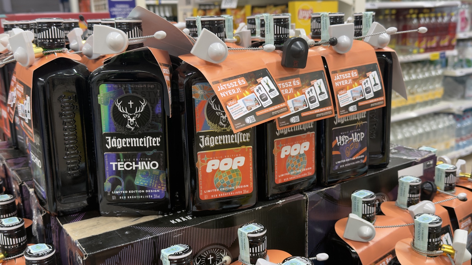 Jägermeister Music Edition üvegek Techno, Pop és Hip-Hop grafikával, narancssárga Játssz és nyerj! nyakcímkékkel.